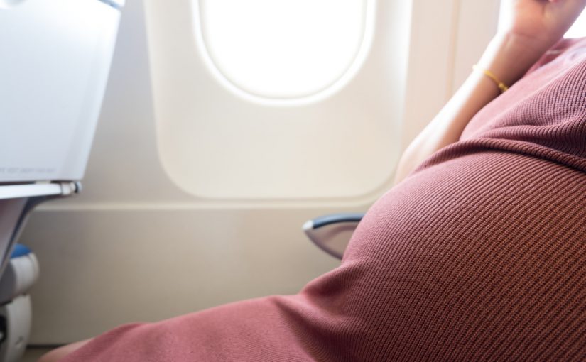 Sigue estos consejos para viajar en avión si estás embarazada